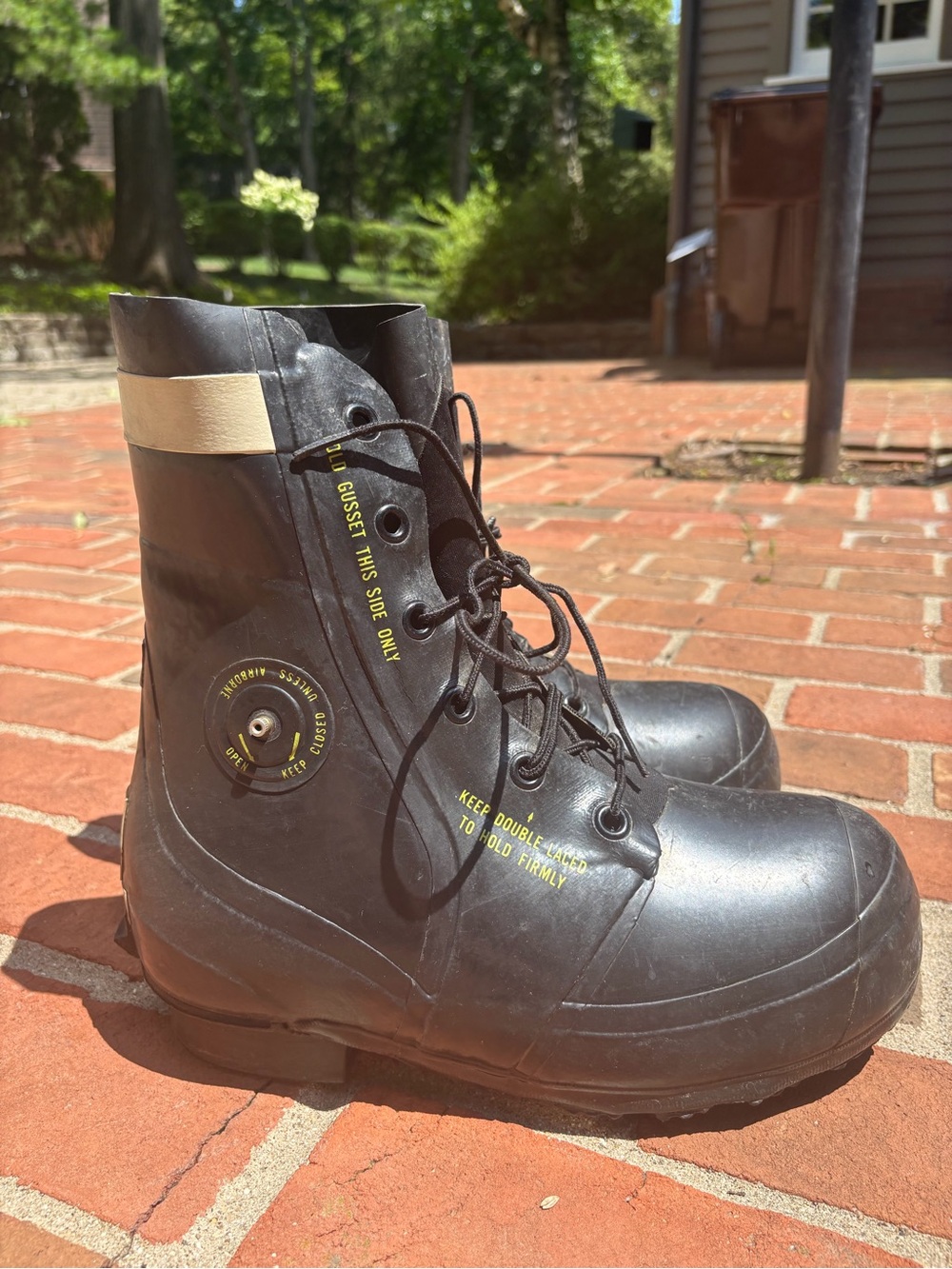 BATA INDUSTRIALS ZeroGuard Vintage Mickey Mouse Boots 9R - Picture 3 of 6